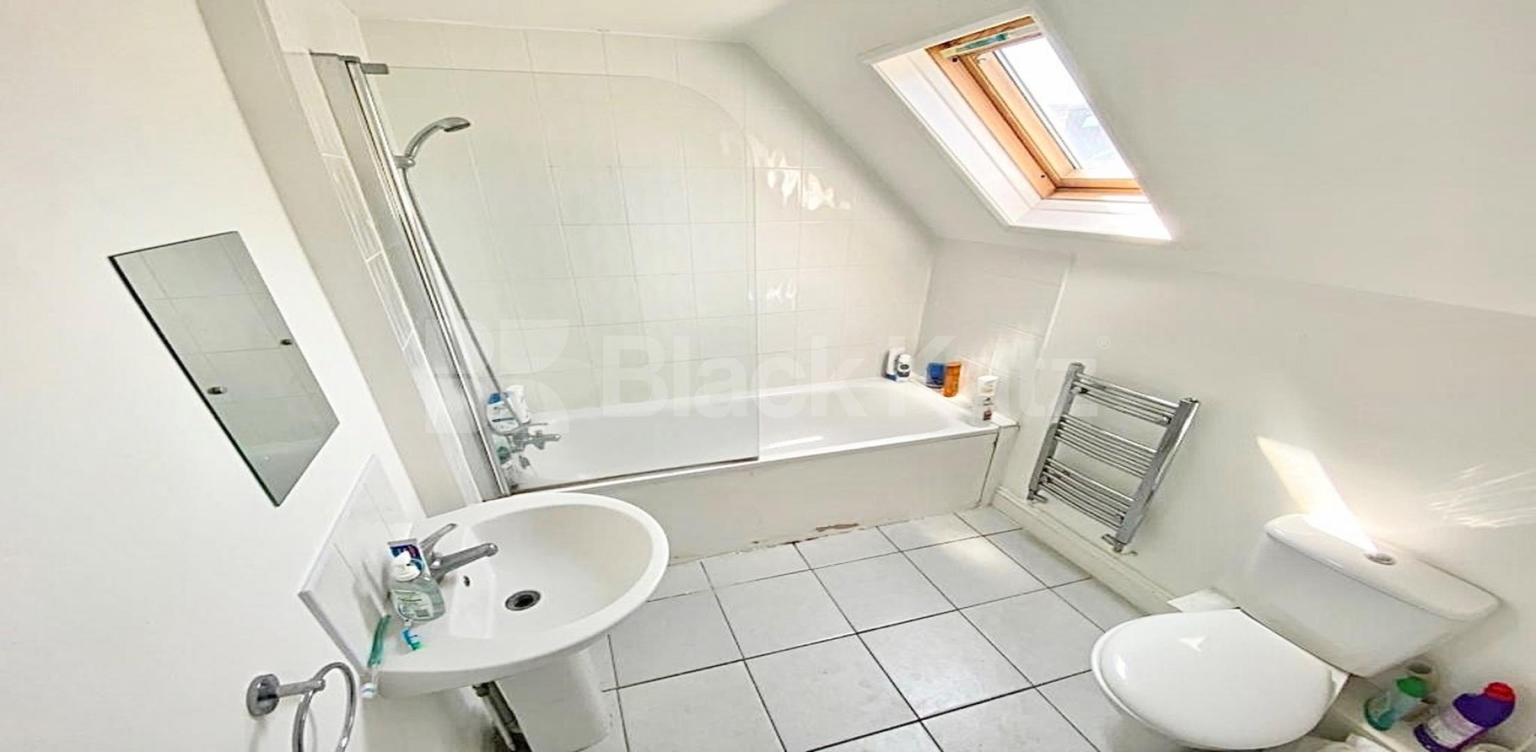 			PERFECT FOR 4 SHARERS!, 4 Bedroom, 1 bath, 1 reception House			 Lough Road, CALEDONIAN ROAD-BARNSBURY